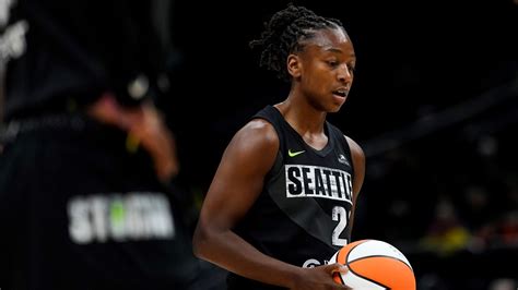 Loyd wins scoring title, but late run lifts Sparks over Storm 91-89